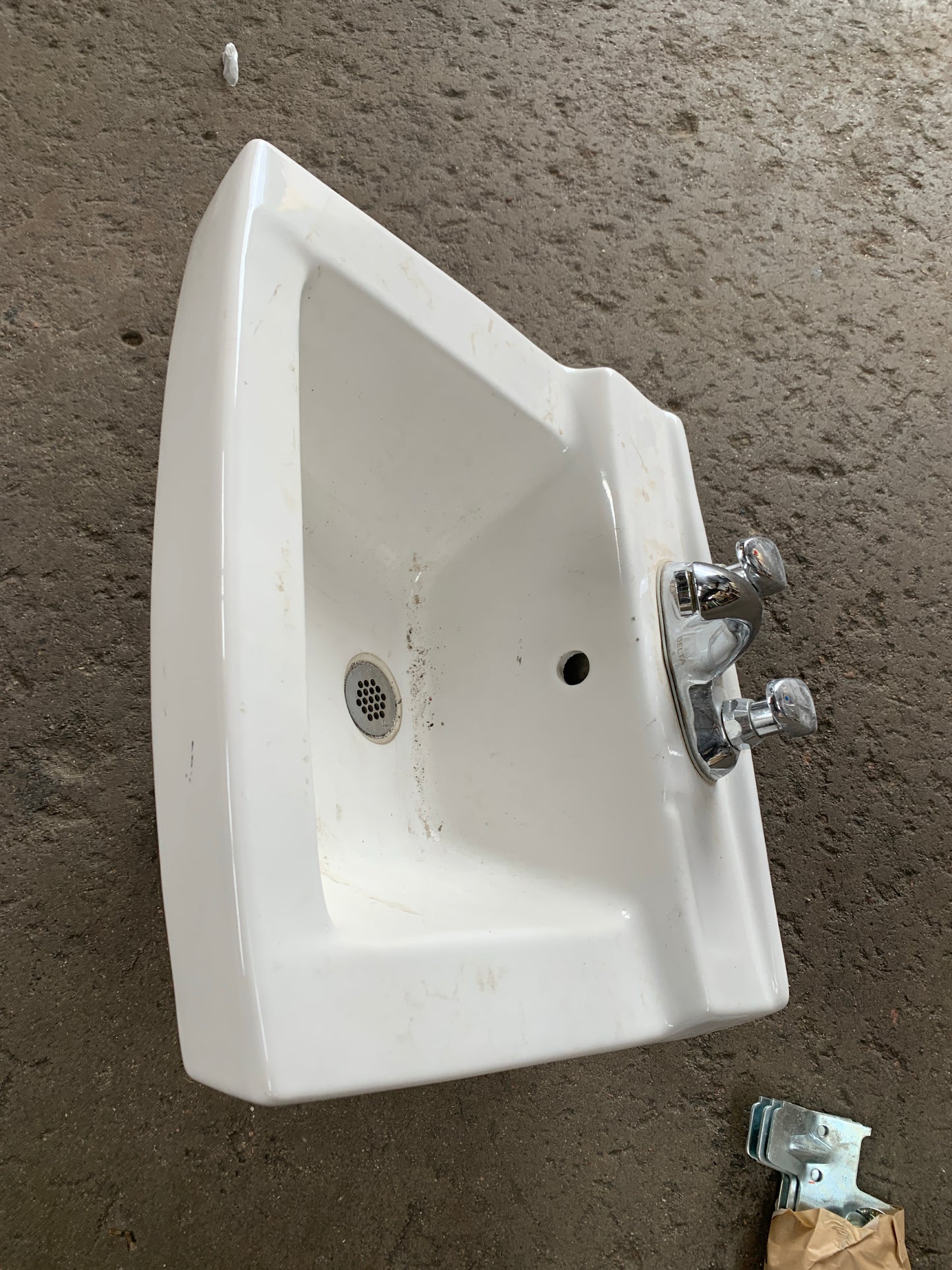 Wall-Mounted Bathroom Sink w/ Faucet & Brackets [722.02]