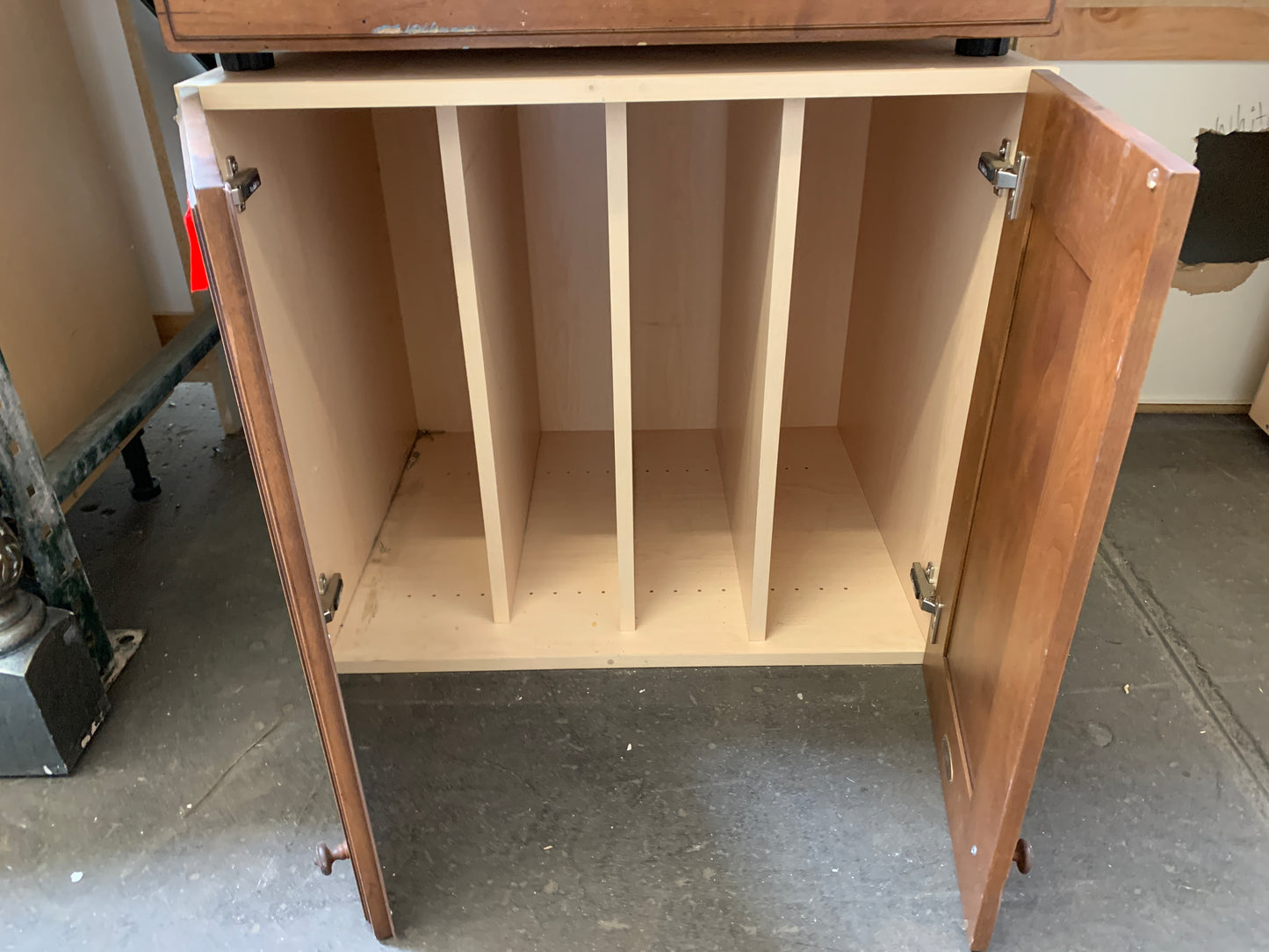 Kitchen Cabinet with Dividers [1002.67]