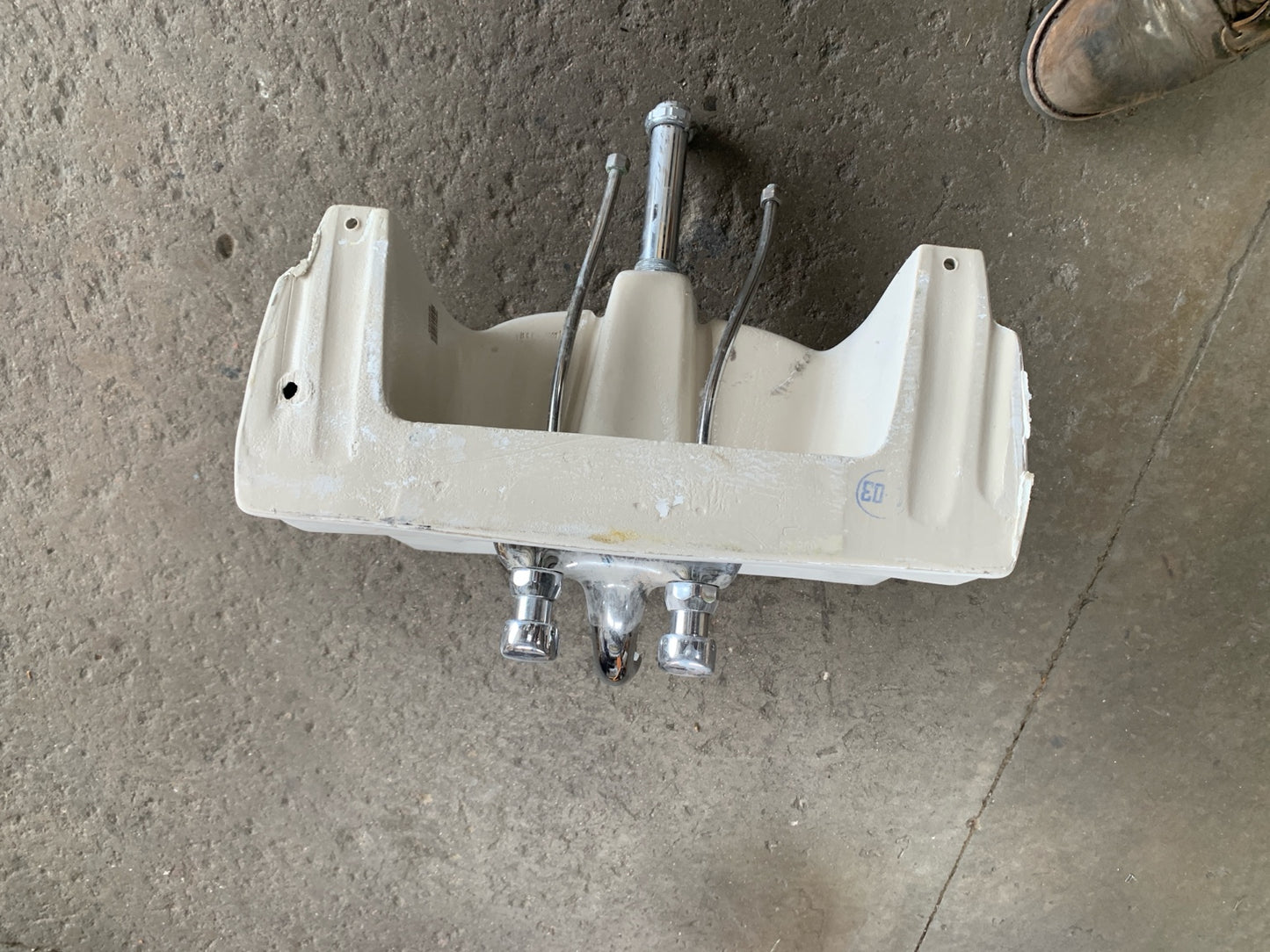 Wall-Mounted Bathroom Sink w/ Faucet & Brackets [722.02]