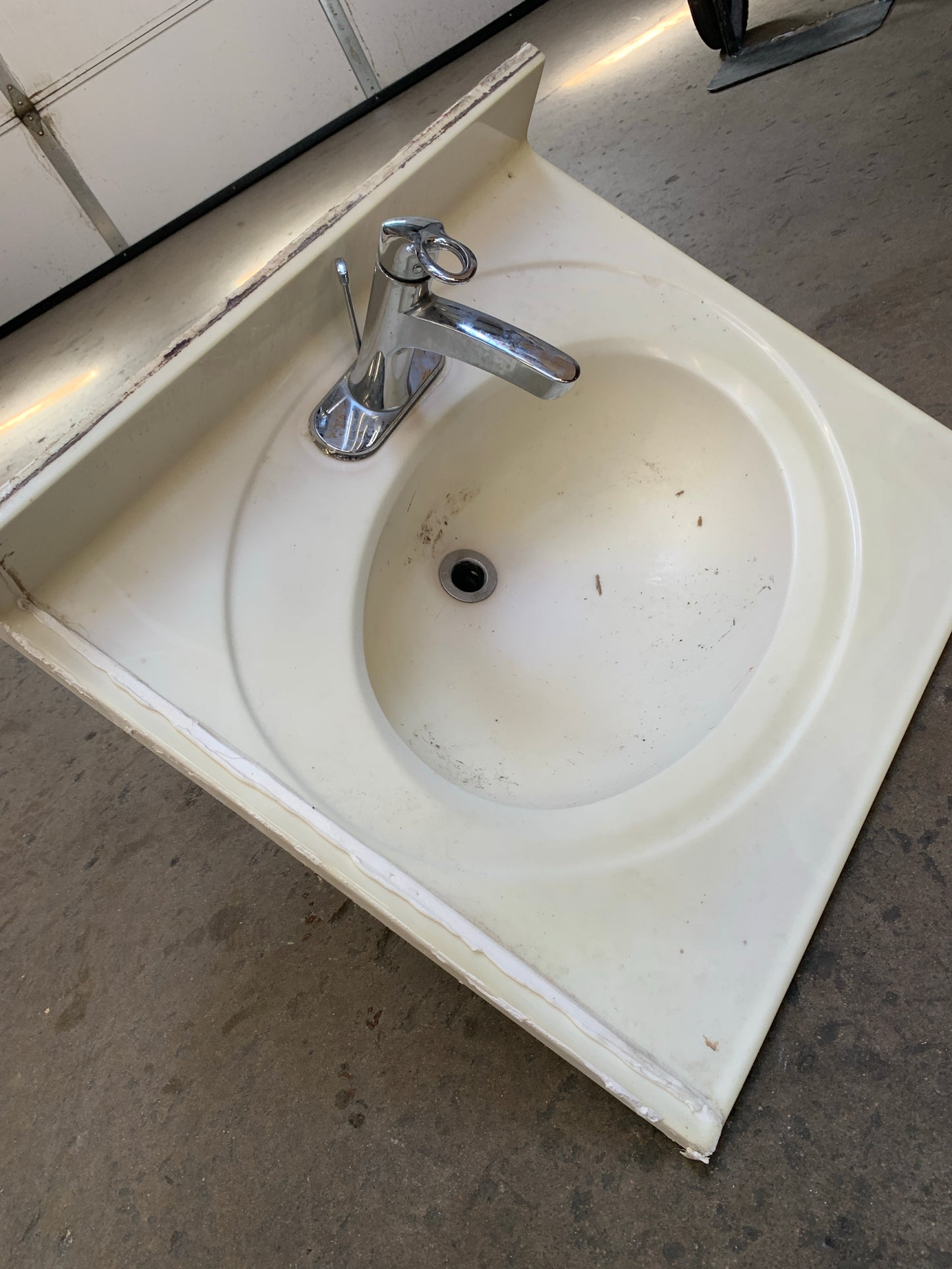 Off-White Bathroom Sink with Backsplash & Chrome Faucet [621.05]