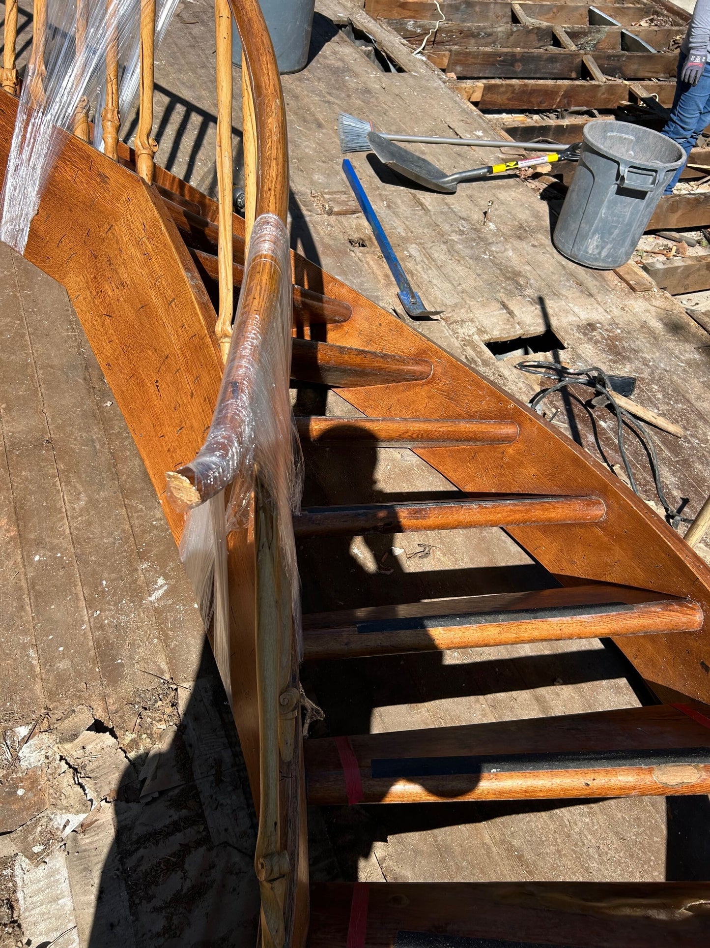 Curved Oak Staircase With Handrails And Spindles [#113.99]