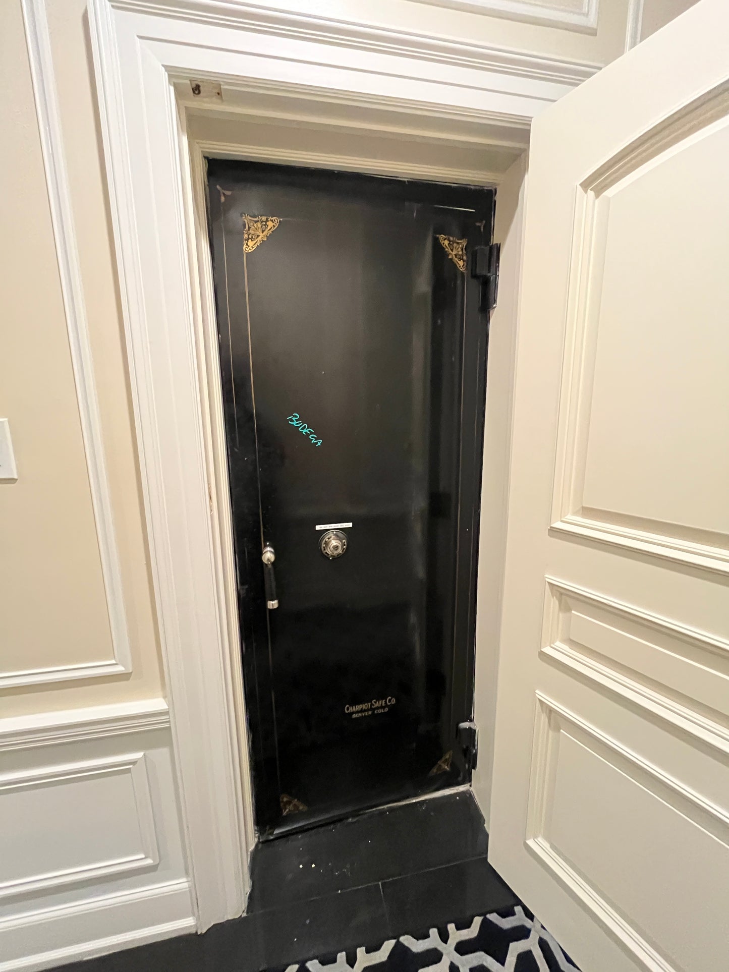 Antique Chariot Safe Co. Vault Door [#528.03]