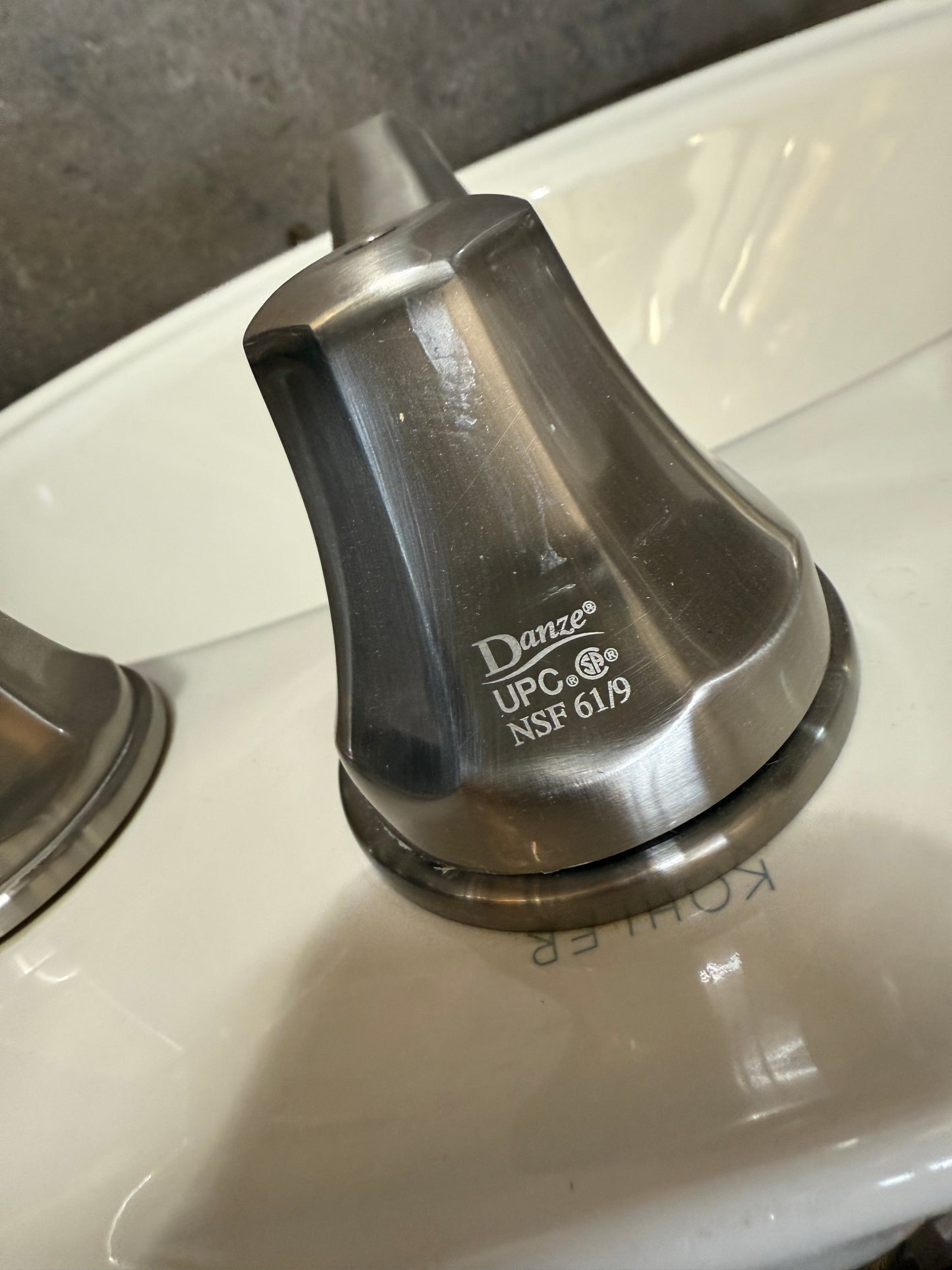Kohler Wall-Mount Sink w/ Danze Faucet Set [#E416.10]