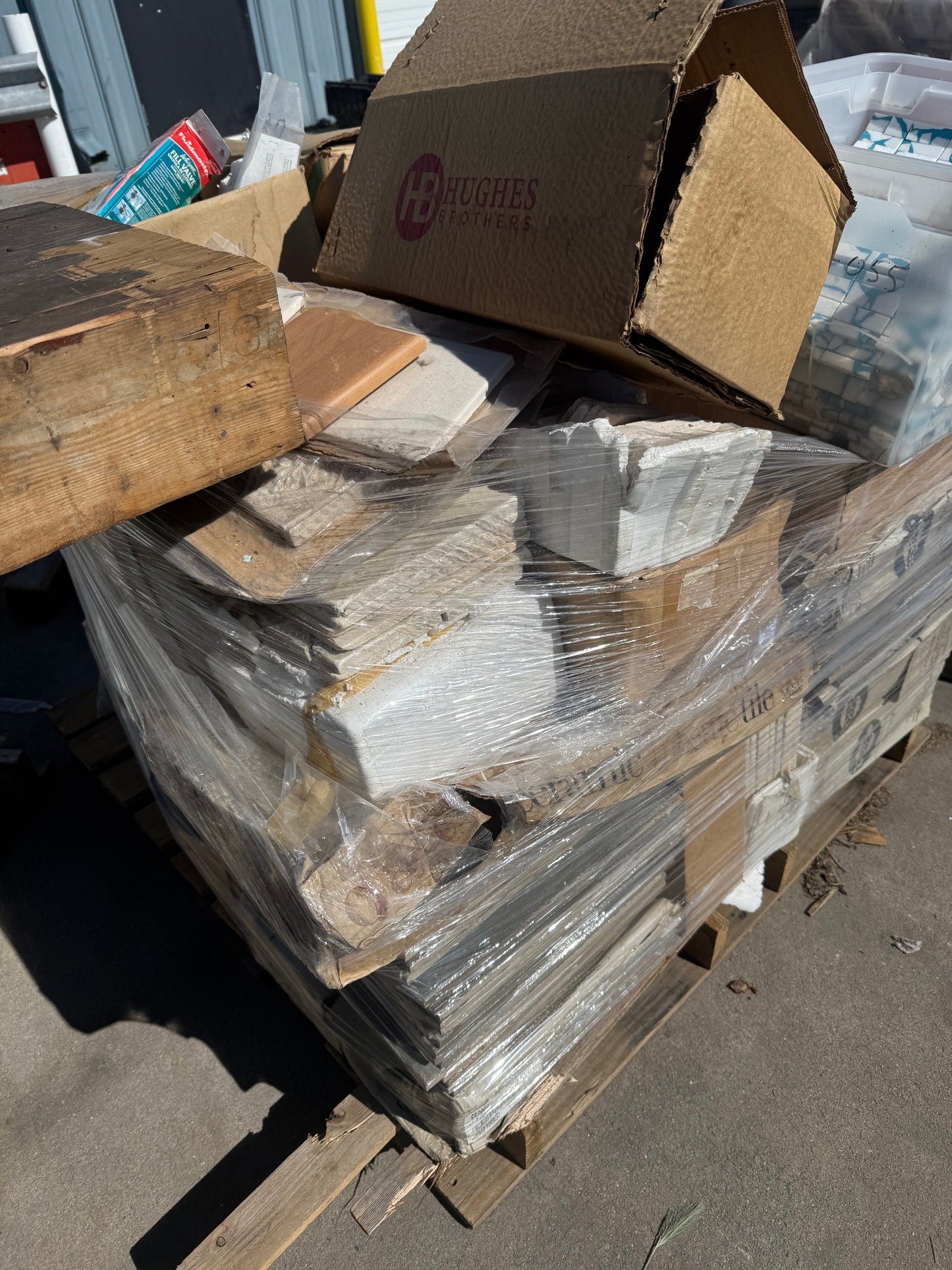 Mixed Tile Pallet Lot (Mosaic + Field Tile) [#E502.03]