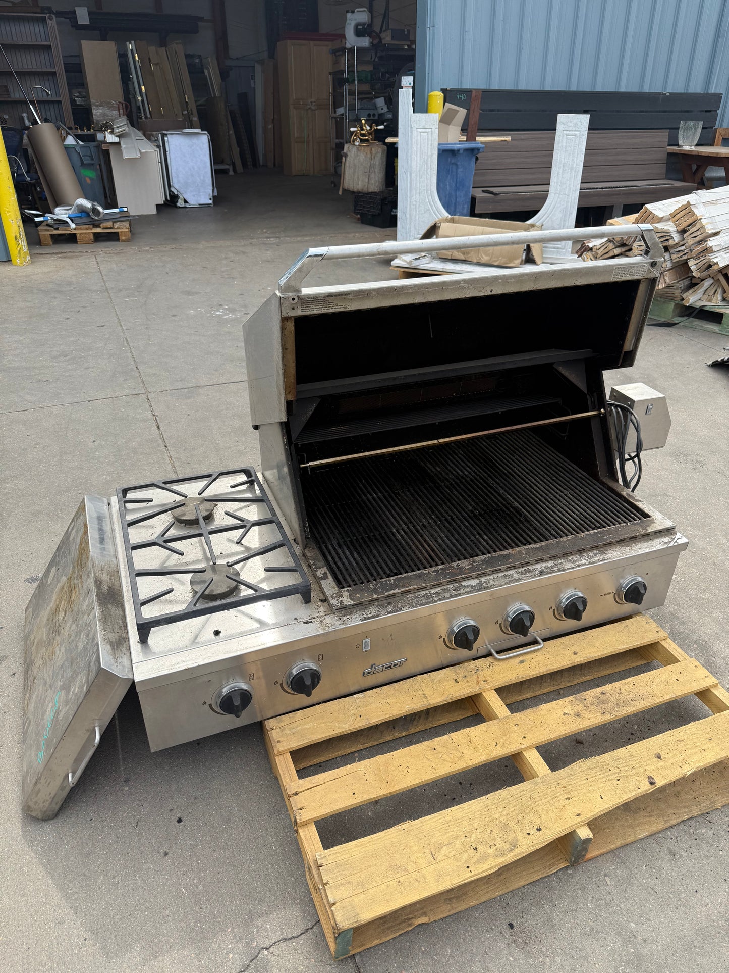 Dacor Outdoor Grill w/ Side Burner [#E528.01]