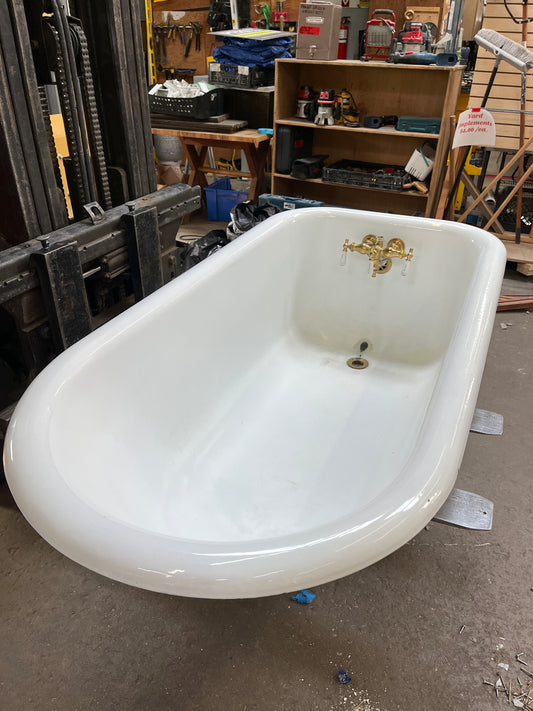 Vintage Cast Iron Clawfoot Bathtub with Brass Fixtures – 60 in x 30 in [815.12]