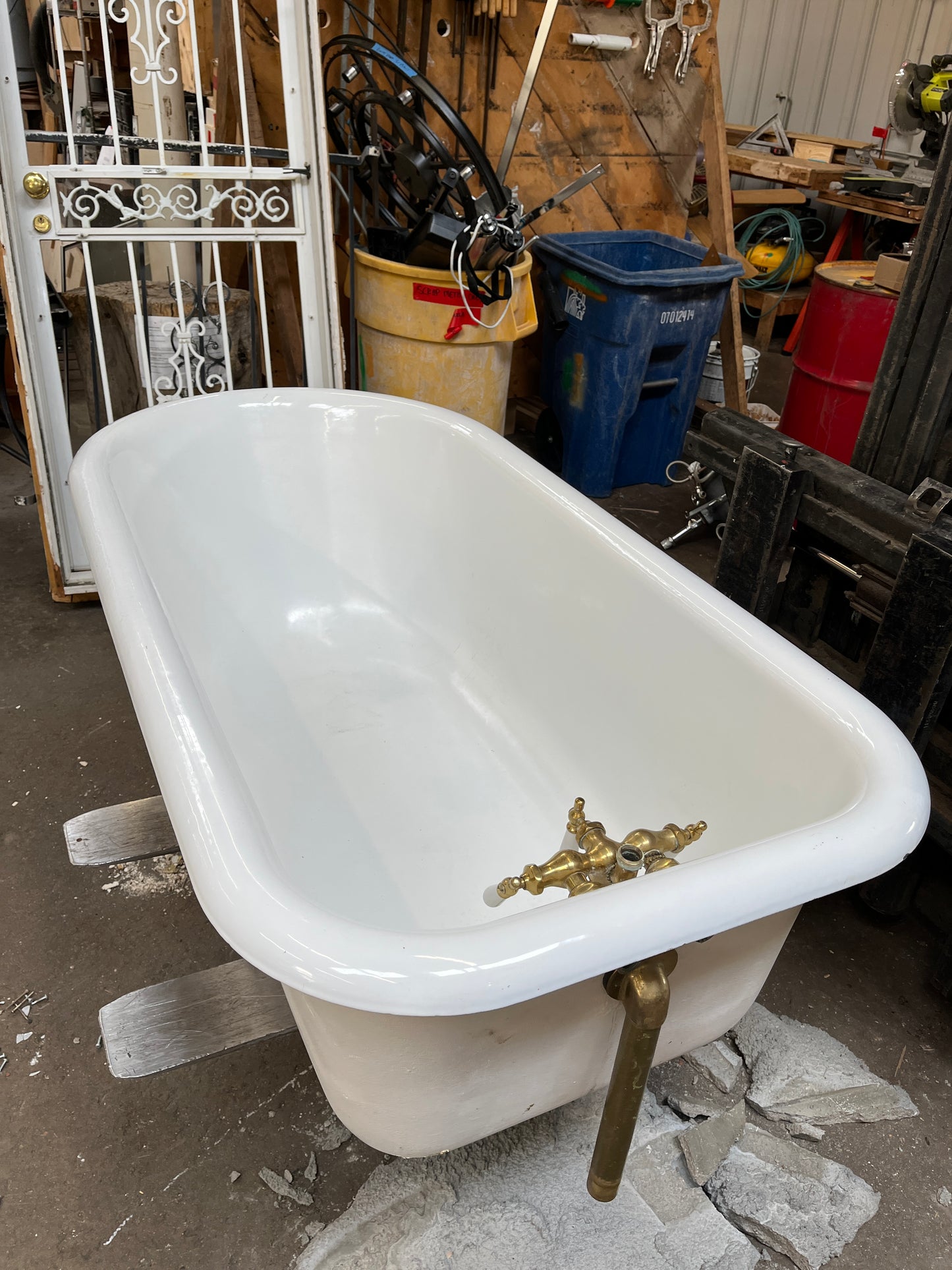 Vintage Cast Iron Clawfoot Bathtub with Brass Fixtures – 60 in x 30 in [815.12]