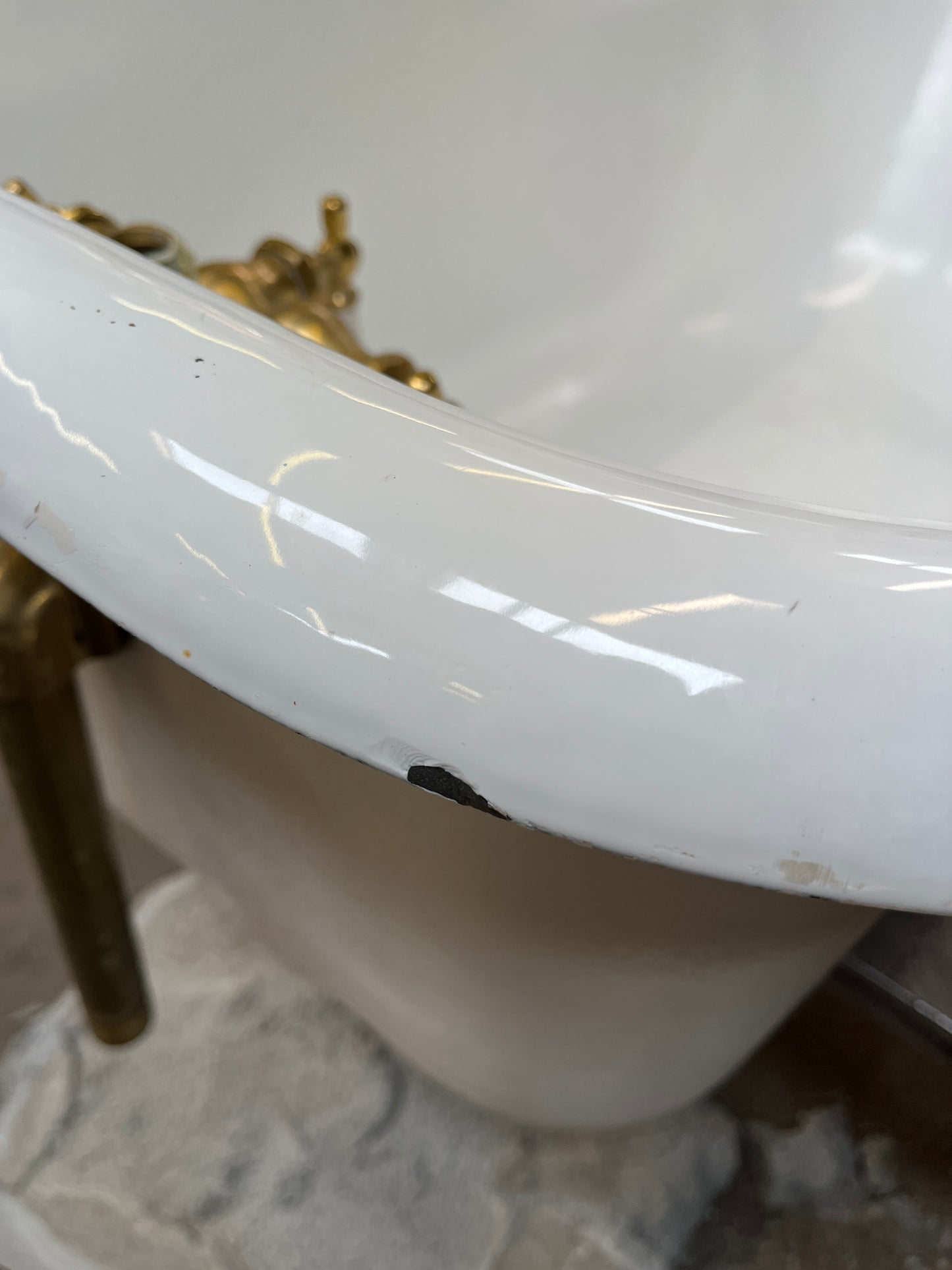 Vintage Cast Iron Clawfoot Bathtub with Brass Fixtures – 60 in x 30 in [815.12]