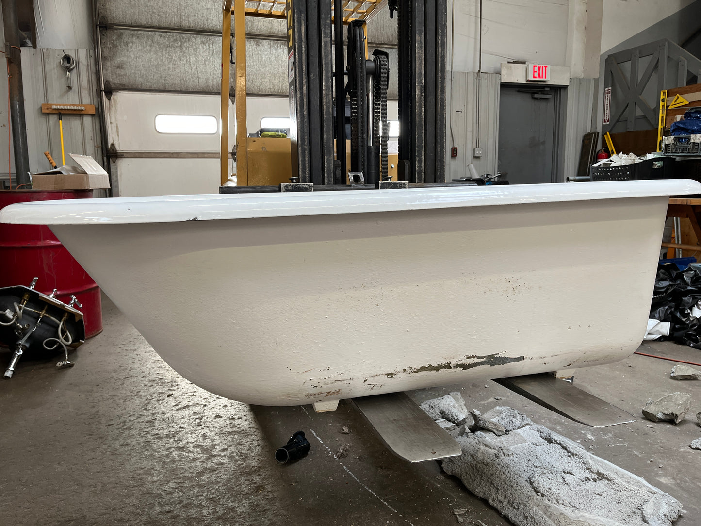 Vintage Cast Iron Clawfoot Bathtub with Brass Fixtures – 60 in x 30 in [815.12]