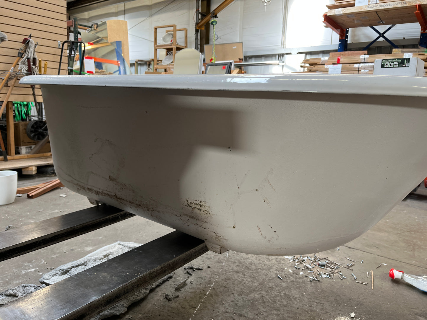 Vintage Cast Iron Clawfoot Bathtub with Brass Fixtures – 60 in x 30 in [815.12]