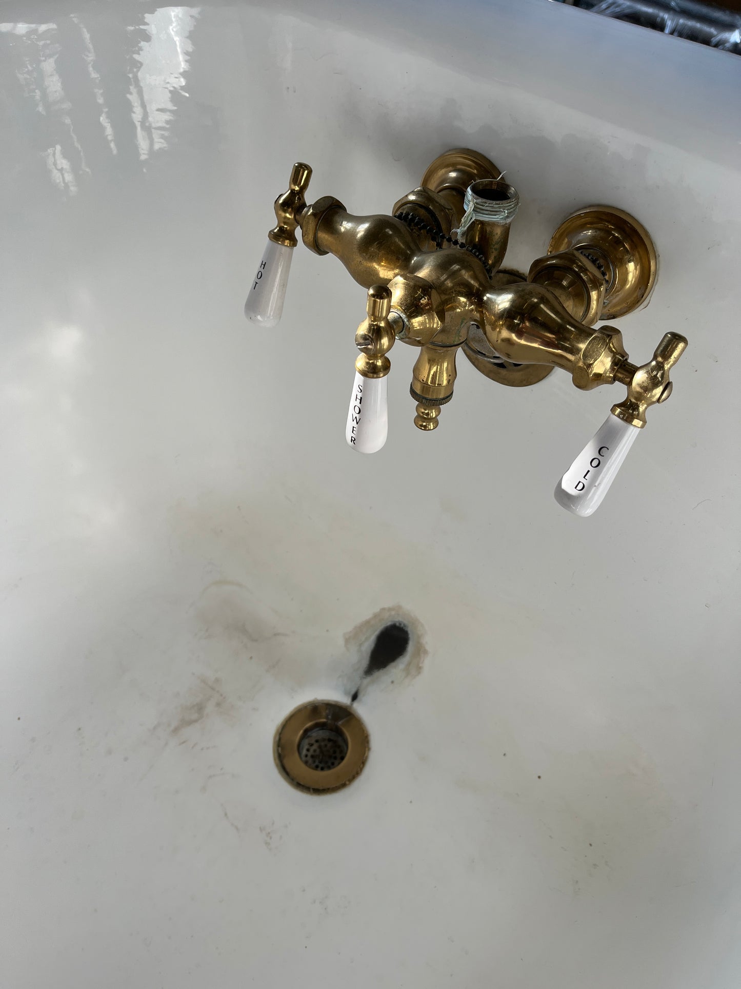Vintage Cast Iron Clawfoot Bathtub with Brass Fixtures – 60 in x 30 in [815.12]