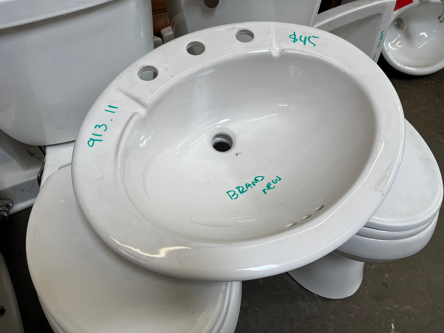 St. Thomas Creations “Jasmine” Oval Countertop Sink [913.11]