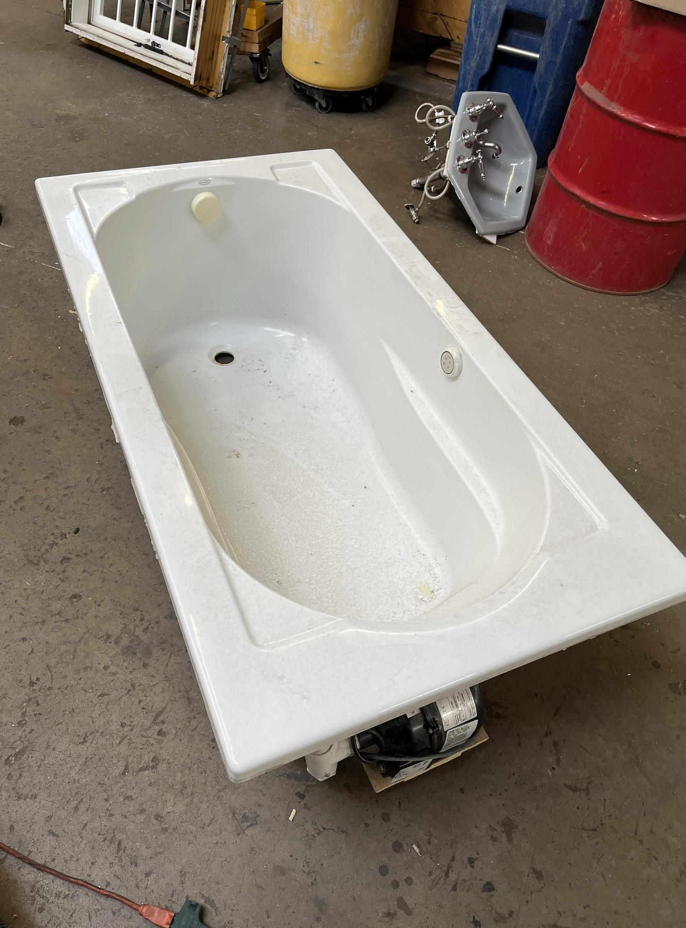 Whirlpool Bathtub with Pump – 60 in x 32 in [815.11]