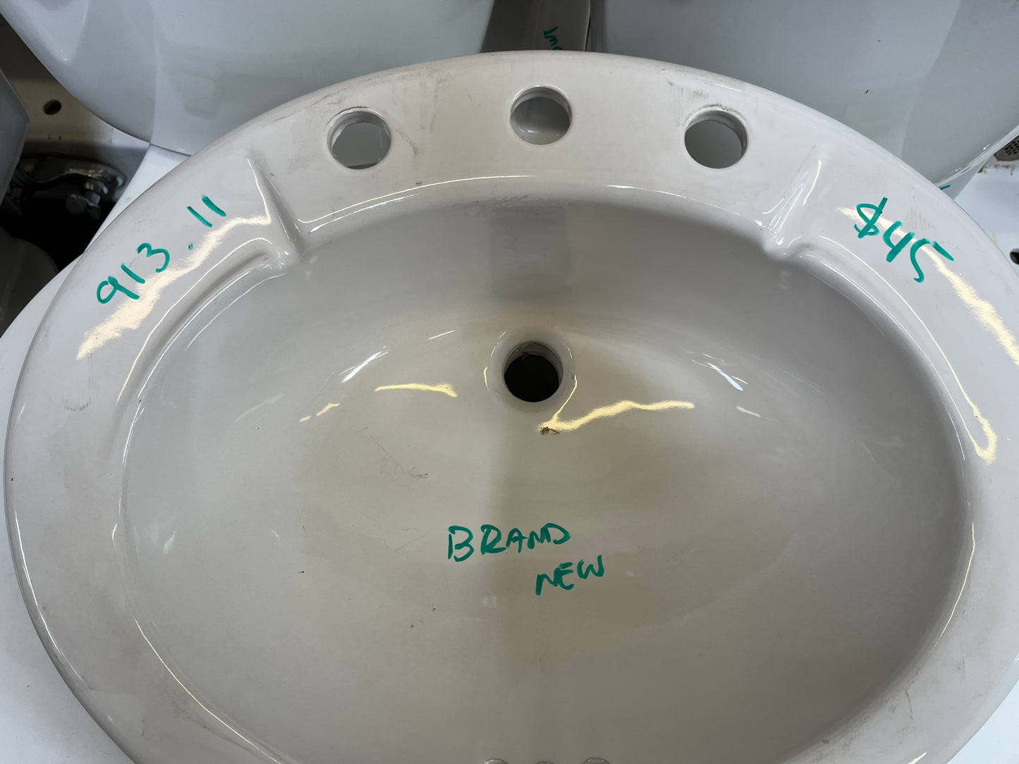 St. Thomas Creations “Jasmine” Oval Countertop Sink [913.11]